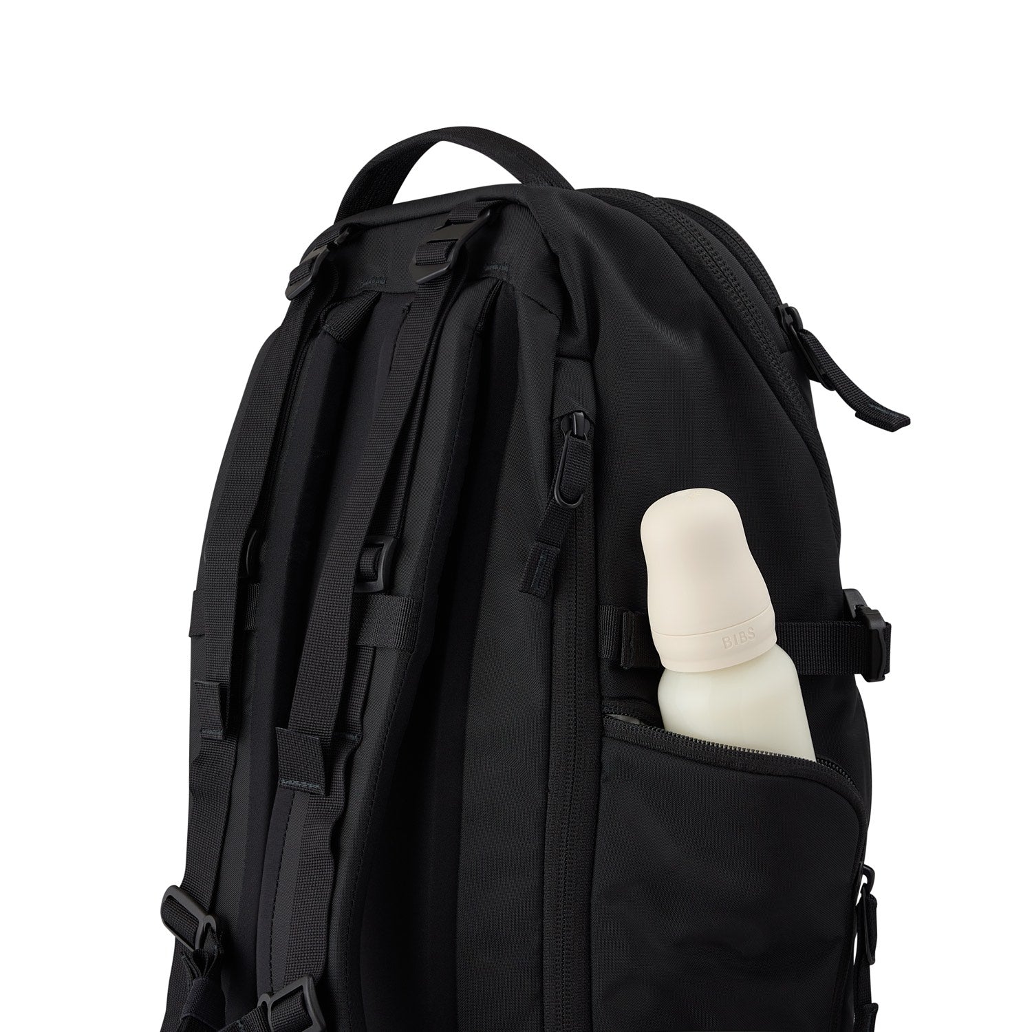 Insulated exterior side pocket holding a baby bottle